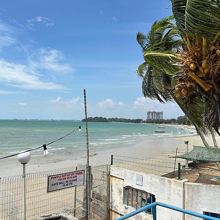 Newly Renovated Comfy Beachfront View At Seri Bulan Port Dickson Exterior foto