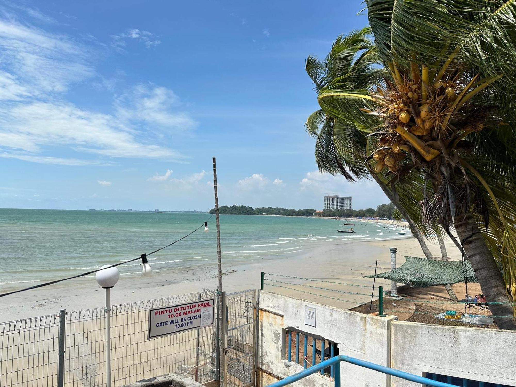 Newly Renovated Comfy Beachfront View At Seri Bulan Port Dickson Exterior foto