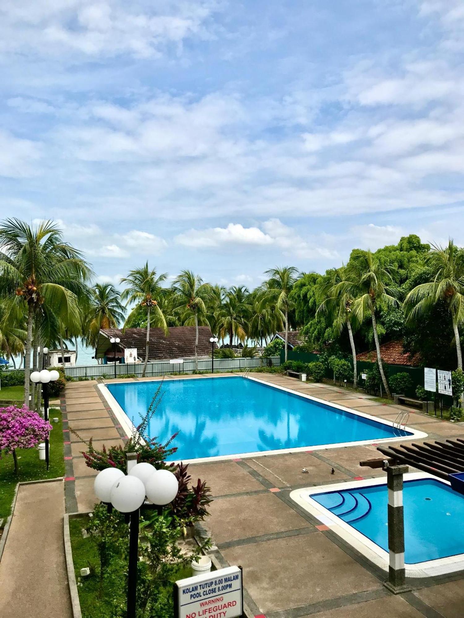 Newly Renovated Comfy Beachfront View At Seri Bulan Port Dickson Exterior foto